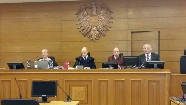 Richter Matthias Pollak und Sachverständige beim Gerichtsprozess nach dem tödlichen Bootsunfall am Wörthersee (Bild: Kerstin Wassermann)