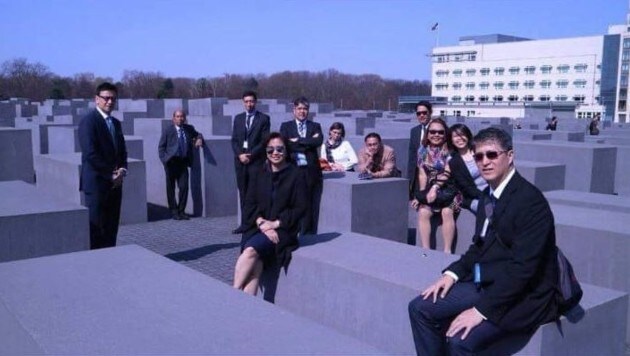 Leni Robredo und ihre Parteikollegen haben Spaß am Berliner Holocaustdenkmal. (Bild: twitter.com)