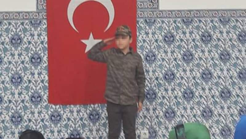 Bilder von Kindergartenkindern, die in einer Moschee kriegerische Szenen nachstellen mussten, sorgen für Empörung. (Bild: facebook.com)
