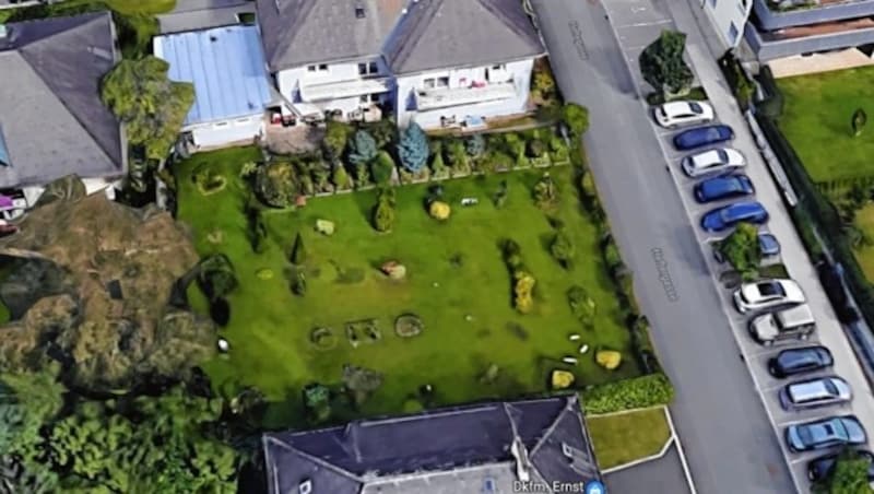 Ein Bild vom sehr gepflegten Garten der Villa, zu sehen auf Google Maps (Bild: Google Maps)