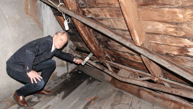 VP-Finanzstadtrat Günter Riegler inspiziert das undichte Dach. (Bild: Jauschowetz Christian)