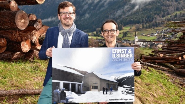 Die Architekten Johannes Ilsinger und Josef Ernst mit der Visualisierung (Bild: ROLAND HOLITZKY)