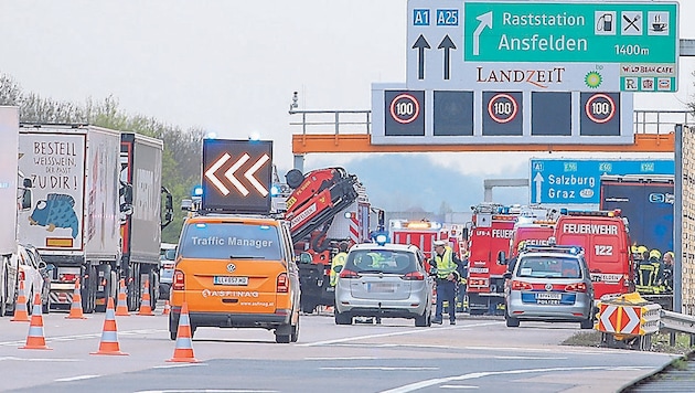 Die „Traffic Manager“ halfen bei der Absicherung am Unfallort Ebelsberger Berg (Bild: laumat.at/Matthias Lauber)