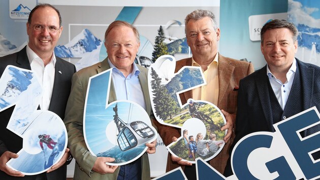 Die neue 365 Tage Karte- die 365 Alpin Card -wurde von den Vorständen und Geschäftsführern der drei Pinzgauer Skigebiete Norbert Karlsböck, Erich Egger, Hannes Schulnigg und Kornel Grundner gemeinsam entwickelt und vorgestellt. (Bild: www.neumayr.cc)