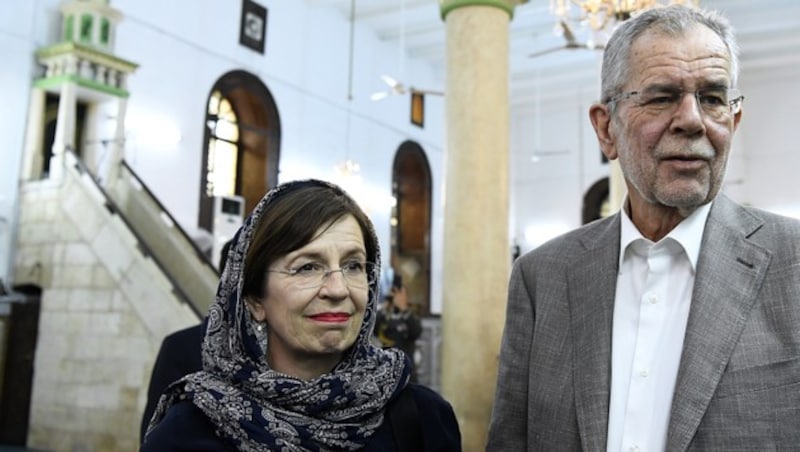 Alexander Van der Bellen und Ehefrau Doris Schmidauer bei einem Besuch der Al-Husseini-Moschee in der jordanischen Hauptstadt Amman (Bild: APA/ROBERT JAEGER)
