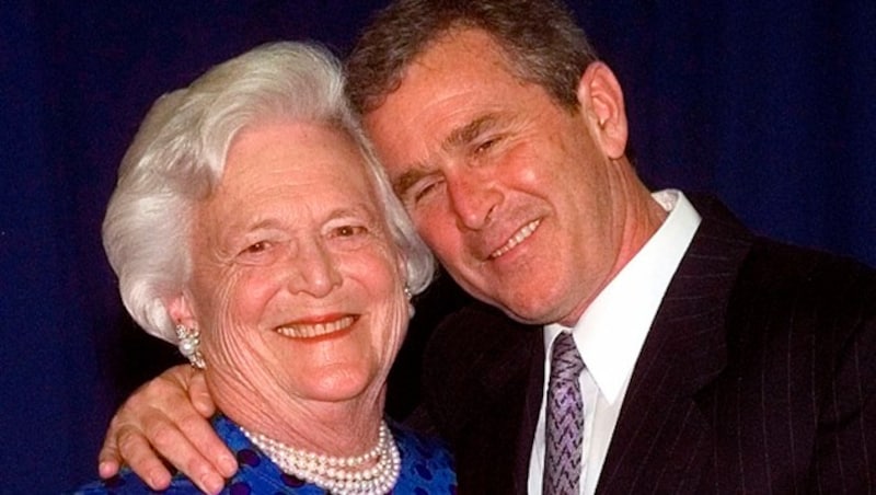 Barbara Bush mit Sohn George im Jahr 1999 (Bild: AP)