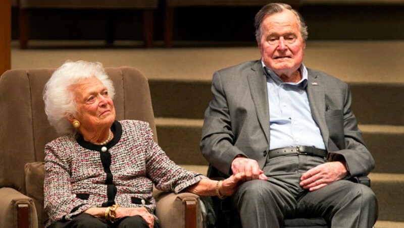 Barbara Bush mit Ehemann George im Jahr 2017 (Bild: AP)