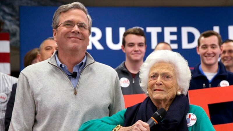 Barbara Bush mit Sohn Jeb im Jahr 2016 (Bild: AP)