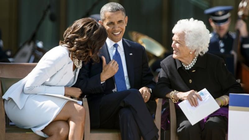 Barbara Bush mit Barack und Michelle Obama im Jahr 2013 (Bild: AFP)