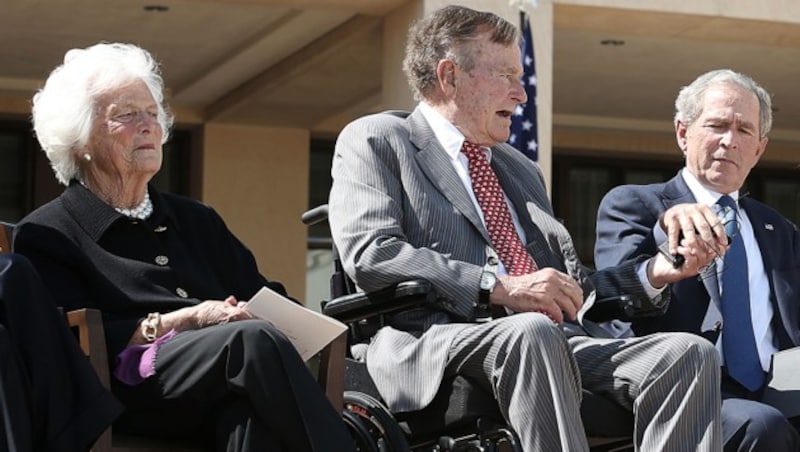 Barbara Bush mit Ehemann George H.W. Bush und Sohn George W. Bush im Jahr 2013 (Bild: AFP)