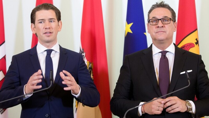 Kurz und Strache im Pressefoyer (Bild: APA/GEORG HOCHMUTH)