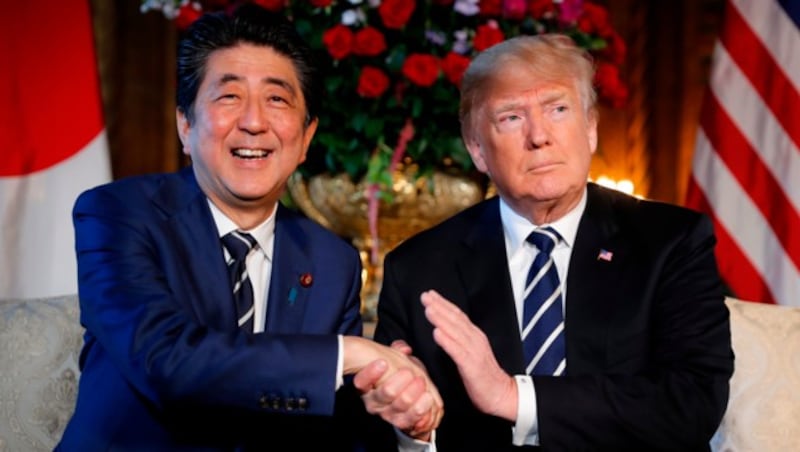 Japans Pemierminister Shinzo Abe bei seinem Besuch in Trumps Privatdomizil in Mar-a-Lago in Florida (Bild: AP)