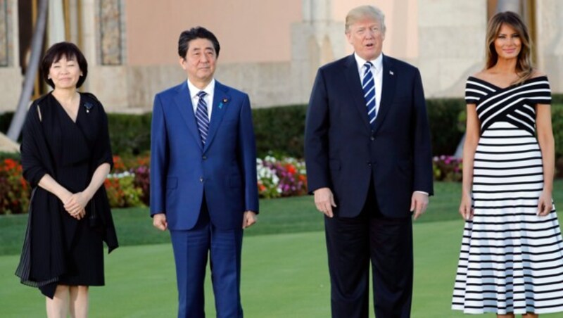 Shinzo Abe und seine Frau Akie Abe besuchten Trump und seine Gattin Melania. (Bild: AP)