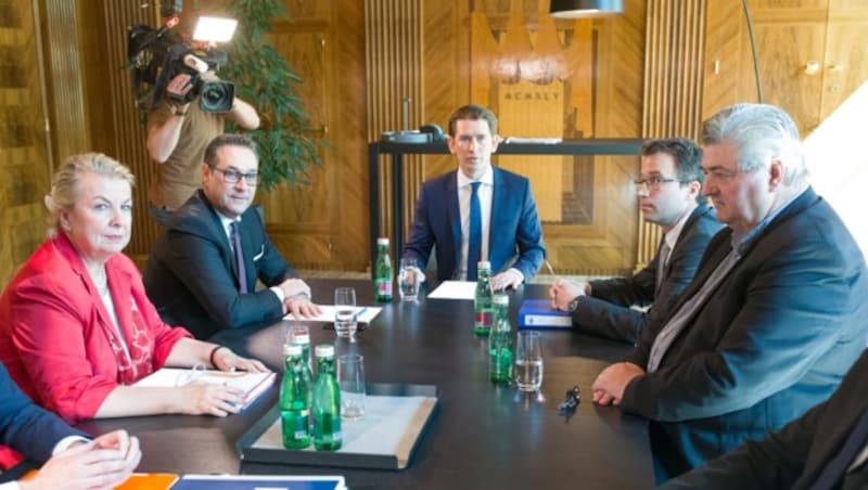 Sozialministerin Beate Hartinger-Klein, Vizekanzler Heinz-Christian Strache, Bundeskanzler Sebastian Kurz und die beiden AMS Vorstände Johannes Kopf und Herbert Buchinger (Bild: APA/GEORG HOCHMUTH)