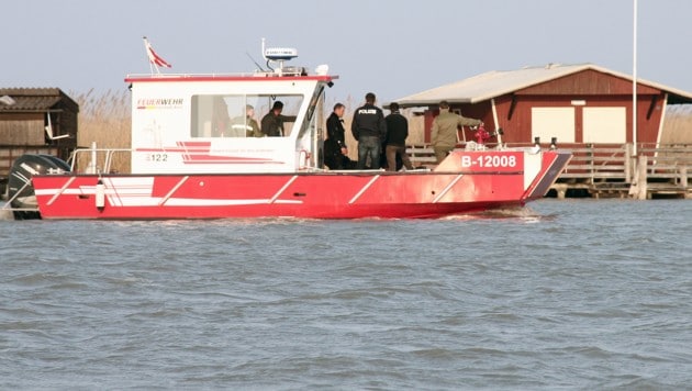 Einsatzkräfte bei der Suche nach Leichenteilen im Fall des in der Ruster Bucht gefundenen Frauen-Torsos (Bild: APA/CHRISTOPH MIEHL)