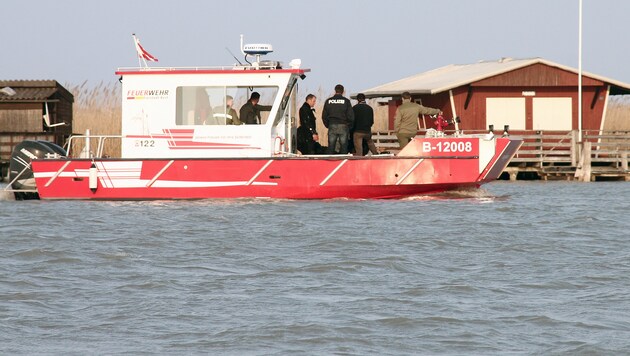 Einsatzkräfte bei der Suche nach Leichenteilen im Fall des in der Ruster Bucht gefundenen Frauen-Torsos (Bild: APA/CHRISTOPH MIEHL)