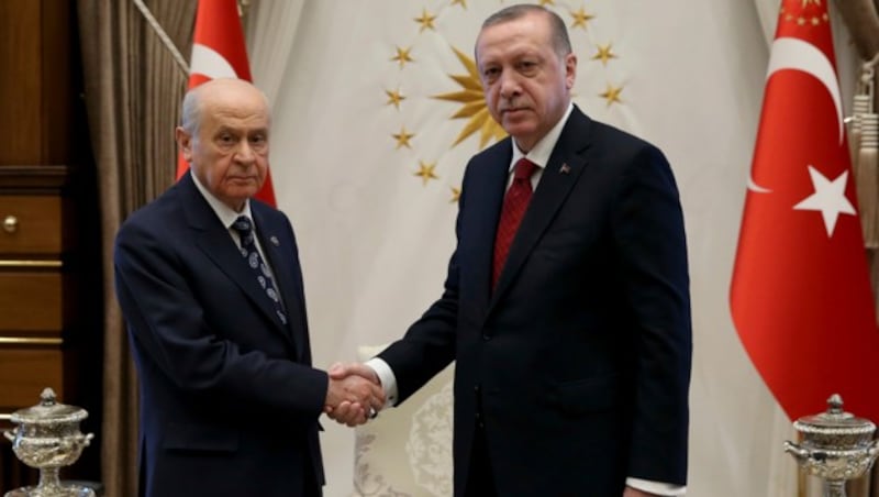 MHP-Parteichef Devlet Bahceli und Präsident Recep Tayyip Erdogan (Bild: APA/AFP/TURKISH PRESIDENTIAL PRESS SERVICE/YASIN BULBUL)