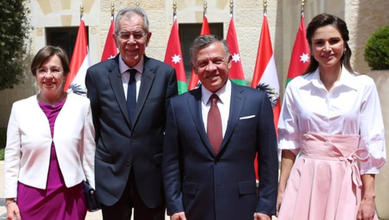 Von links: Österreichs First Lady Doris Schmidauer, Bundespräsident Alexander Van der Bellen, König Abdullah II. und Königin Rania (Bild: AFP)