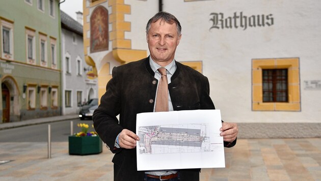 Bürgermeister Georg Gappmayer mit dem Plan für die Kirchengasse. (Bild: ROLAND HOLITZKY)