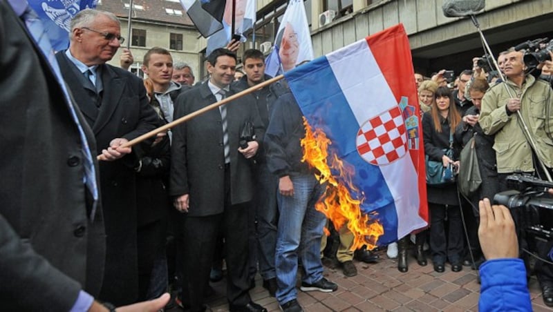 Vojislav Seselj verbrannte eine kroatische Flagge im Jahr 2015 anlässlich des 20. Jahrestages der „Operation Sturm“. Durch die kroatische Großoffensive wurden von Serben besetzte Gebiete zurückerobert und der Kroatien-Krieg beendet. (Bild: AFP)