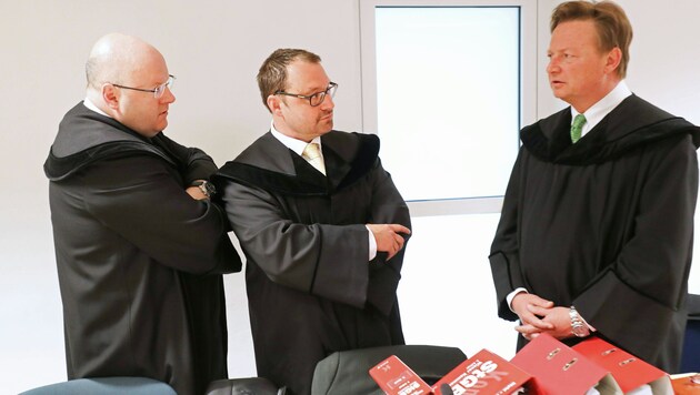 Am Landesgericht Salzburg hat am Donnerstag der Prozess um die mutmaßliche Ermordung eines wohlhabenden Salzburgers begonnen. Im Bild die Verteidiger (v.l.n.r.) Kurt Jelinek, Jörg Dostal und Franz Essl. (Bild: APA/FRANZ NEUMAYR)