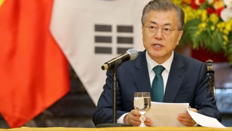 Der südkoreanische Präsident Moon hat wichtige Nachrichten für seine Landsleute. (Bild: APA/AFP/POOL/MINH HOANG)