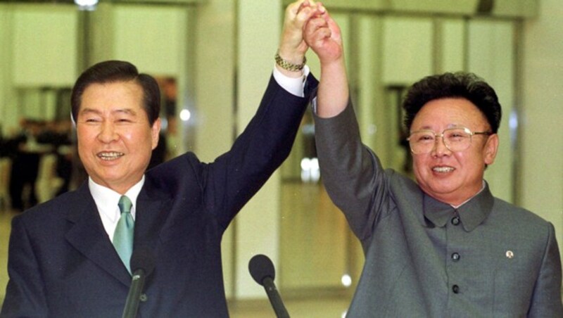 Da war man schon einmal weiter: Die damaligen Staatschefs Kim Dae Jung (Südkorea, links) und Kim Jong Il (Nordkorea, rechts) bei einem Gipfel im Juni 2000 (Bild: ASSOCIATED PRESS)