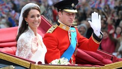 Prinz William und Herzogin Kate nach ihrer Hochzeit auf ihrer Kutschfahrt durch London (Bild: AFP)