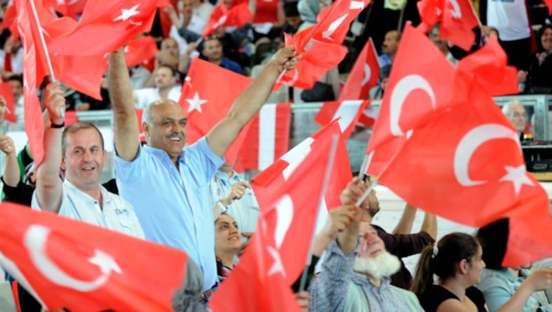 Türken feiern in Wien. (Bild: APA/HANS PUNZ)