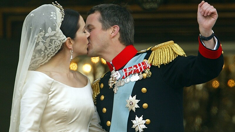 Kronprinzz Frederik von Dänemark küsst seine Frauen Mary nach ihrer Hochzeit am 14. Mai 2004 in Kopenhagen. (Bild: 2004 AFP)