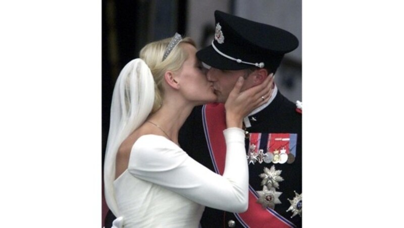 Am 25. August 2001 heiratet der norwegische Kronprinz Haakon die Bürgerliche Mette-Marit. (Bild: AFP)