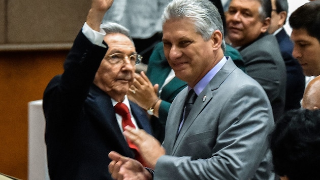 Miguel Diaz-Canel (rechts) und der scheidende Präsident Raul Castro (links) (Bild: AFP/STR)