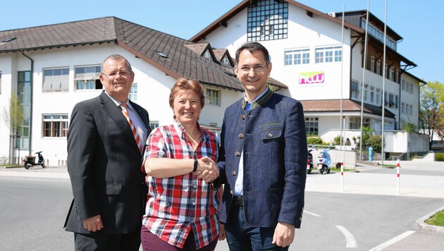 Direktor Norbert Leitinger, Schulwartin und Heldin Ulrike Büchsner und Bürgermeister Adi Rieger.
 (Bild: www.neumayr.cc)