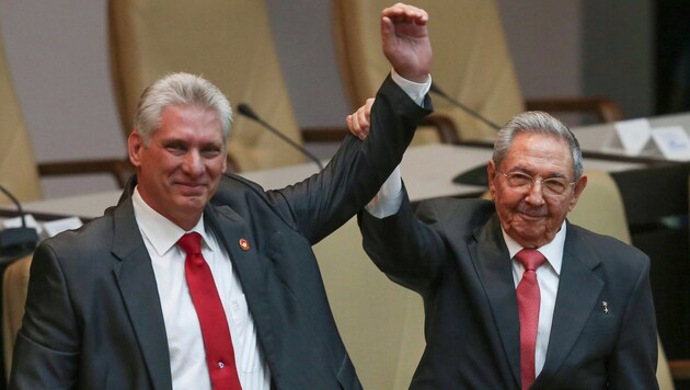Miguel Diaz-Canel (li.) mit seinem Vorgänger Raul Castro (Bild: AP)