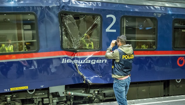 Polizisten lichteten den zerstörten Waggon am Salzburger Hauptbahnhof ab. (Bild: APA/FMT/WOLFGANG MOSER)