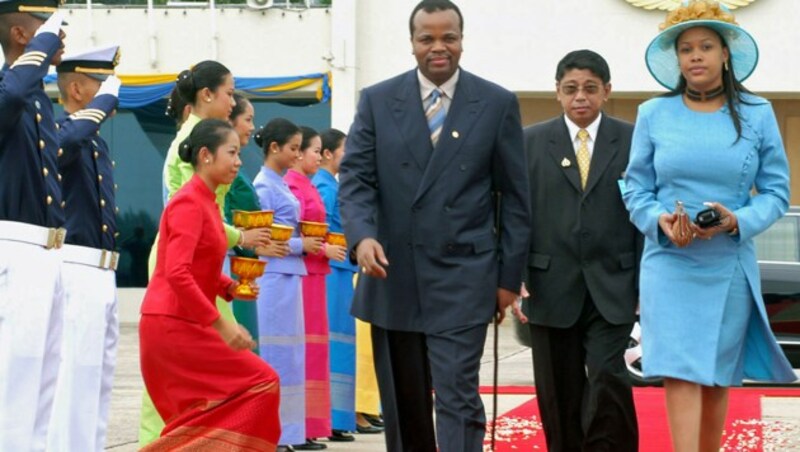 König Mswati mit Königin Inkhosikati LaDube auf Staatsbesuch in Thailand (Bild: AFP PHOTO/HO)