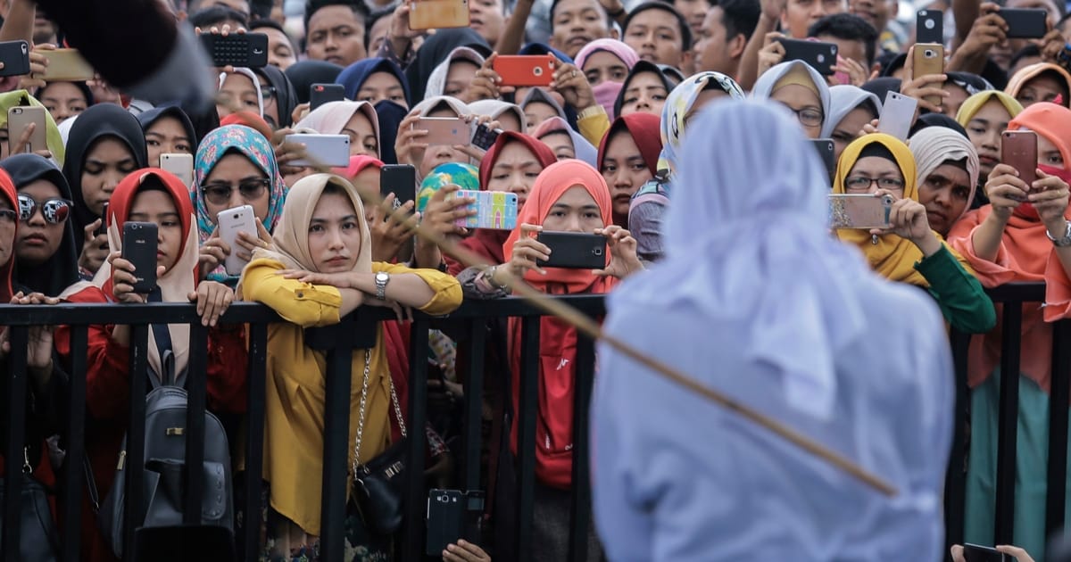 Brutales Spektakel - Indonesien: Frau wird gemäß Scharia ...