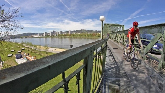 Die Linzer Eisenbahnbrücke war für Radfahrer ideal.
 (Bild: Markus Wenzel)