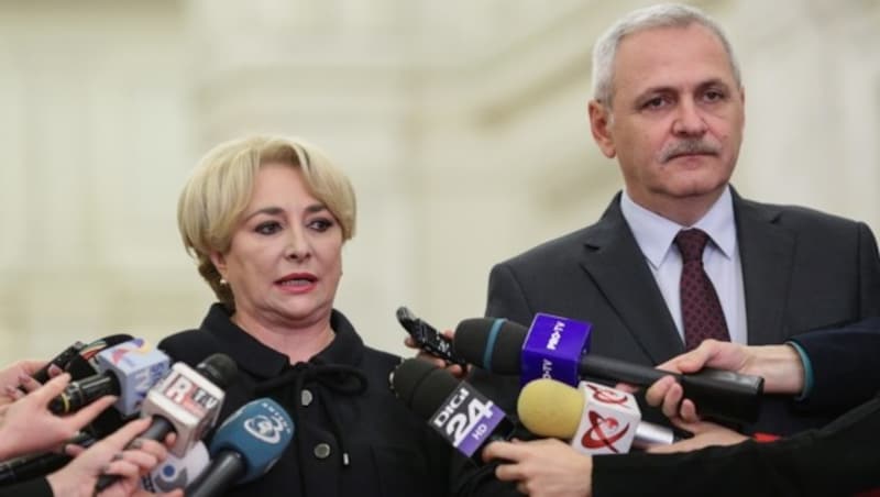 Ministerpräsidentin Viorica Dancila mit dem Chef der regierenden Sozialdemokraten, Liviu Dragnea (Bild: AFP)