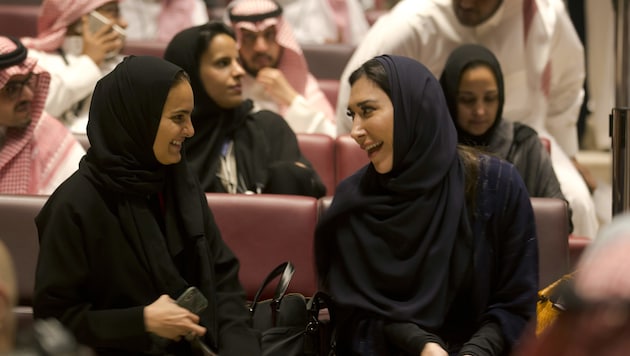 Frauen und Männer durften während der ersten Kinovorstellung in Saudi-Arabien sogar gemeinsam in einem Raum sitzen. (Bild: AP)