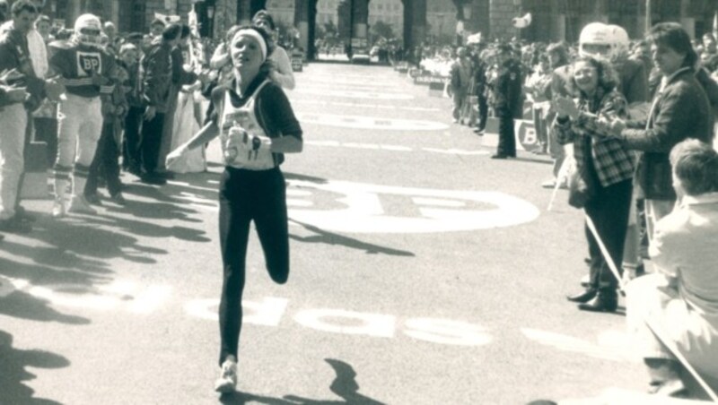 Carina Leutner vor 30 Jahren im Ziel des Wien-Marathons (Bild: Gerhard Gradwohl )