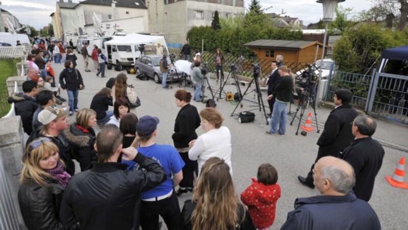 Eine Armada an Journalisten und Schaulustigen fand sich vor dem Tatort ein - einem unscheinbaren Einfamilienhaus in Amstetten. (Bild: AFP)