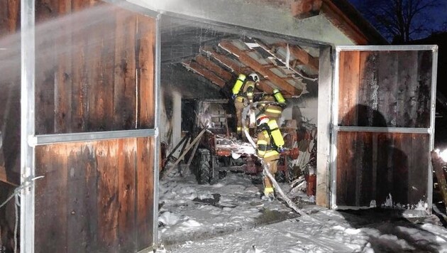Die Feuerwehrleute löschten in der Garage. (Bild: FF Großarl)