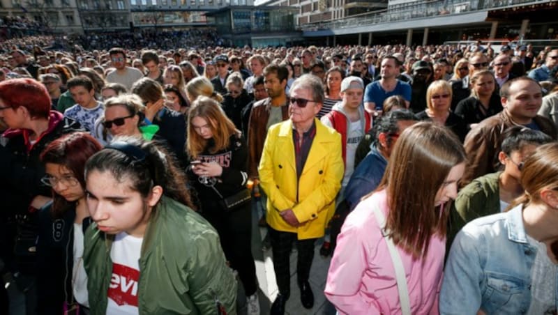 Fans des schwedischen DJs bei einer Schweigeminute in Stockholm (Bild: AFP)