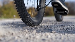 Der Radfahrer erschrak und bremste stark: Das Mountainbike geriet am Schotter ins Schlittern (Bild: stock.adobe.com (Symbolbild))