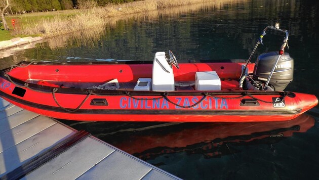 Der 51-Jährige geriet mit seinem Bein in den Außenbordmotor dieses Bootes (Bild: Polizei)