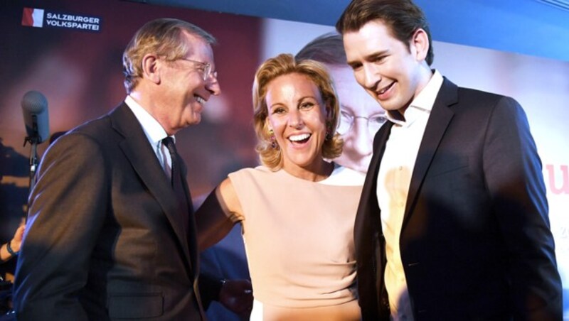 Spitzenkandidat und Wahlgewinner Landeshauptmann Wilfried Haslauer mit Gattin Christina Haslauer und Bundeskanzler Sebastian Kurz (ÖVP) (Bild: APA/Barbara Gindl)