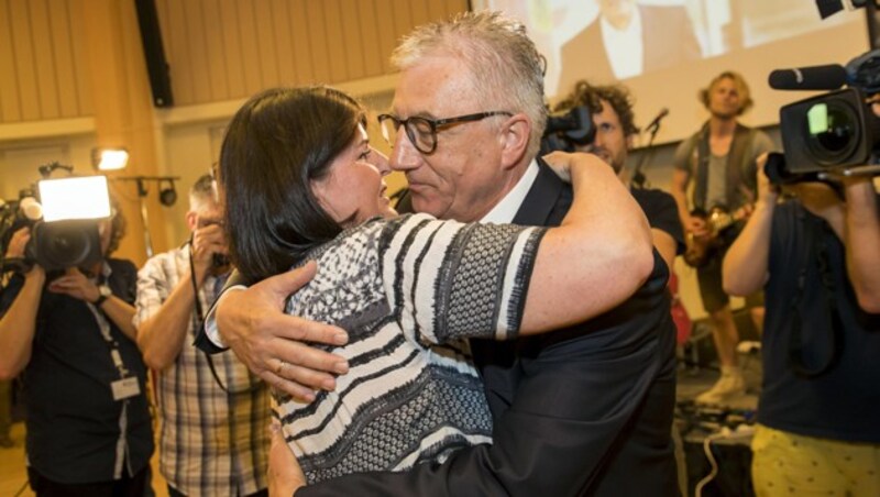 Spitzenkandidat Walter Steidl mit den ehemaligen Landeshauptfrau Gabi Burgstaller bei der SPÖ-Wahlparty (Bild: APA/NEUMAYR/LEO)