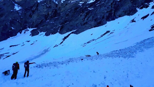 In diesen gewaltigen Schneemassen wurde ein Steigeisen gefunden. (Bild: Jürgen Groß)