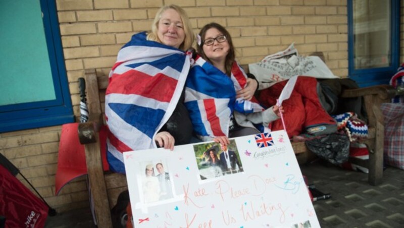 Vor dem Lindo Wing des Londoner St.-Mary‘s-Krankenhauses warten Fans der Königsfamilie auf die Ankunft des dritten „Royal Babys“. (Bild: www.PPS.at)